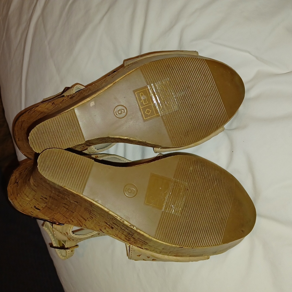Charming Charlie Size 6 Beige and Gold Detailed Cork Wedges. ~ 2 Cute!! 😍 - Picture 4 of 5